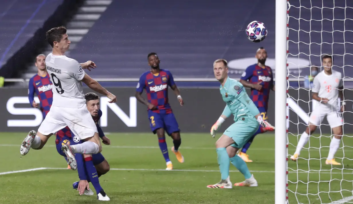 Penyerang Bayern Munchen, Robert Lewandowski, saat mencetak gol ke gawang Barcelona pada perempat final Liga Champions 2019/2020 di Estadio Da Luz, Sabtu (15/8/2020) dini hari WIB. Bayern Munchen menang telak 8-2 atas Barcelona. (AFP/Manu Fernandez/pool)