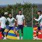 Para pemain Spanyol menghadiri sesi latihan MD-1 menjelang semifinal Euro 2024 di base camp tim di Donaueschingen, Senin (8/7/2024). (LLUIS GENE / AFP)