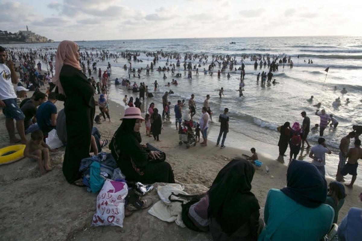 Idul Fitri, ribuan warga Palestina padati pantai-pantai di Israel