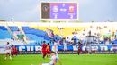 Laga bertajuk Derby Jawa Timur tersebut berakhir imbang dengan skor 2-2. Dua gol tuan rumah Arema FC dicetak oleh Iksan Lestaluhu. Sementara dua gol lawan dicetak oleh Lulinha. (Bola.com/Iwan Setiawan)