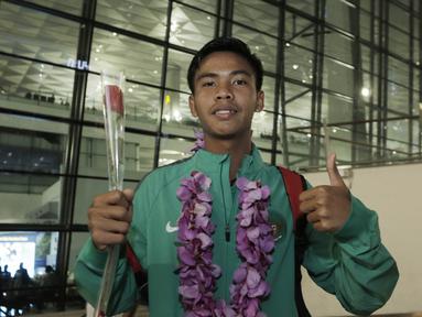 Pemain Timnas Indonesia U-16, David Maulana, berpose saat tiba di Bandara Soekarno Hatta, Tangerang, Kamis (15/3/2018). Timnas Indonesia berhasil menjuarai turnamen Jenesys di Jepang. (Bola.com/M Iqbal Ichsan)