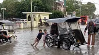 Diduga sistem drainase buruk menjadikan jalan di Kota Gorontalo terendam saat musim hujan (Arfandi Ibrahim/Liputan6.com)