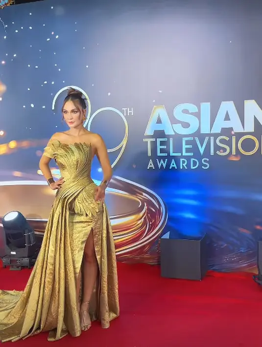 Ngehost bareng Raffi Ahmad, kali ini Luna Maya tampil menyala dengan gaun serba emas [@lunamaya]