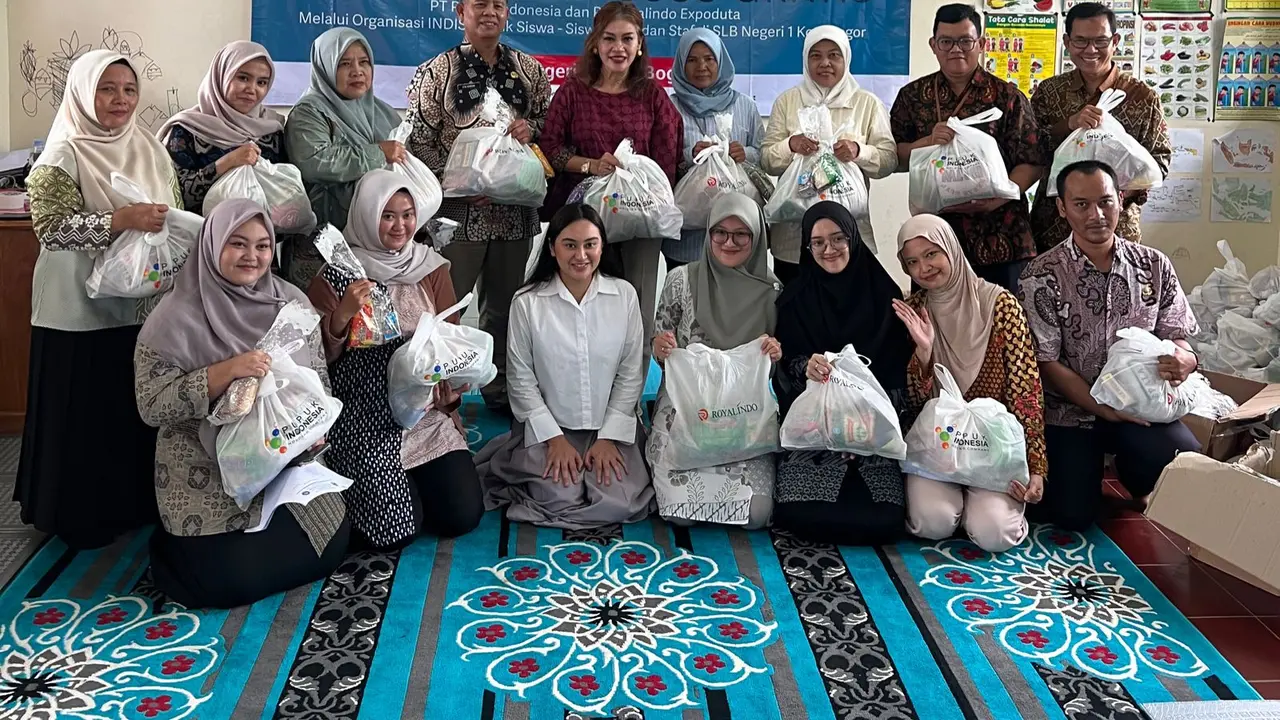 Organisasi Indonesian Disability Institute (Indisi) bekerjasama dengan sejumlah perusahaan menyalurkan ratusan paket bantuan sembako bagi penyandang disabilitas di SLBN 1 Kota Bogor, Jawa Barat.