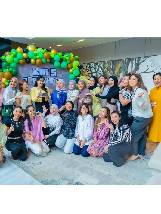 Titi terlihat anggun dalam top dan long pants serba hitam yang dipadukan dengan cropped outer kuning, menciptakan keseimbangan sempurna antara elegan dan playful.  [@titi_kamall].