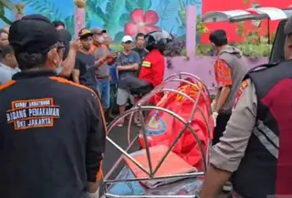 Evakuasi Korban Kebakaran di Grogol Petamburan (AntaraNews)