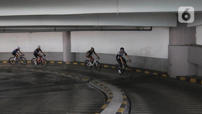 Warga mengayuh sepedanya di rampa spiral gedung parkir pusat perbelanjaan Kuningan City, Jakarta, Minggu (22/10/2020). Kegiatan tersebut juga bertujuan untuk meningkatkan animo masyarakat untuk berkunjung ke pusat perbelanjaan. (Liputan6.com/Herman Zakharia)