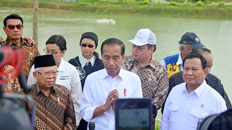 Presiden Jokowi dan Wapres Ma'ruf Amin bersama sejumlah menteri Kabinet Indonesia Maju, termasuk Prabowo Subianto di kawasan IKN, Kalimantan Timur, Senin (12/8/2024).