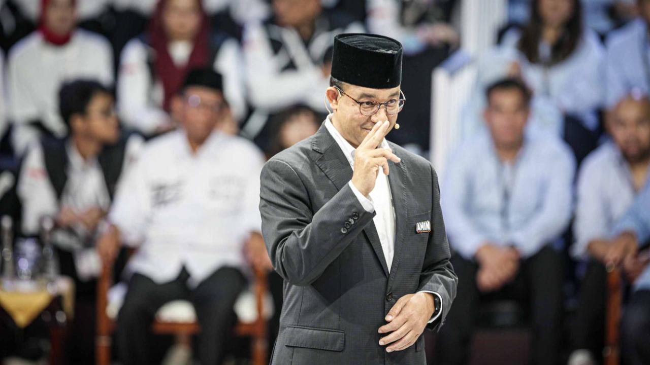 Oleh sebab itu, Anies menegaskan pentingnya seorang pemimpin memiliki kestabilan, terutama dalam hal stabilitas emosi bukan kesantunan.&nbsp;