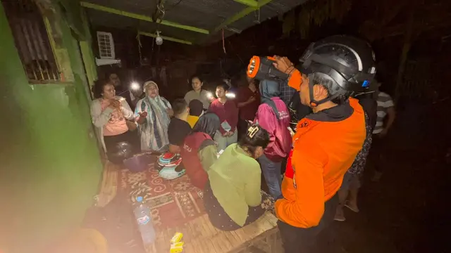 Pengungsian warga korban kebakaran di Jalan Kandea 3 Lorong 2 dan 3, Kelurahan Baraya, Kecamatan Bontoala, Makassar, Sulawesi Selatan.