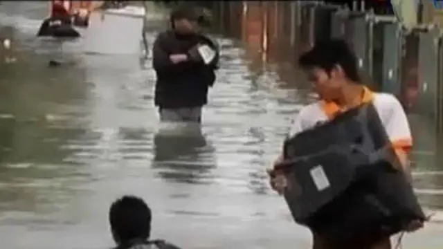 Total, lebih dari 240 rumah ditenggelamkan banjir yang mencapai ketinggian 5 meter.