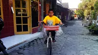 ersama sepeda kesayanganya, Rizal berjalan dari rumahnya di Jalan Mujair VI Nomor 10 Minomartani, Ngaglik, Sleman mencari pembeli di seputaran daerah Minomartani, Condongcatur, hingga Ploso Kuning. (Liputan6.com/Fathi Mahmud)