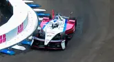 Pembalap Andretti Formula E, Jake Dennis mendorong mobilnya di sesi kualifikasi Formula E yang diadakan di International E-Rrix, Ancol, Jakarta, Sabtu (06/21/2025) WIB. (Ball.com/m iqbal ichsan)