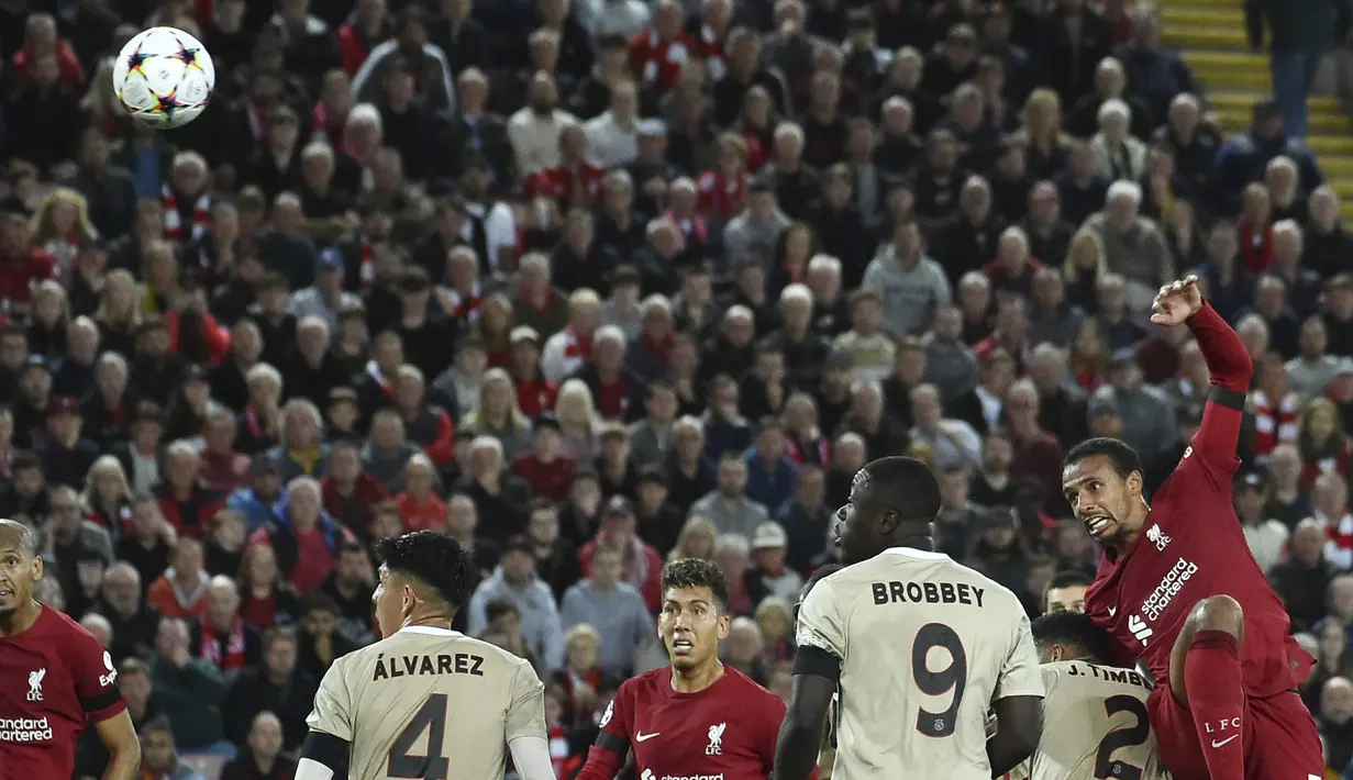 Ketika laga sepertinya akan berakhir imbang, Matip muncul menjadi pahlawan ketika sundulannya pada menit ke-89 sudah melewati garis gawang. Wasit pun langsung memberi sinyal bahwa gol tercipta. (AP Photo/Rui Vieira)