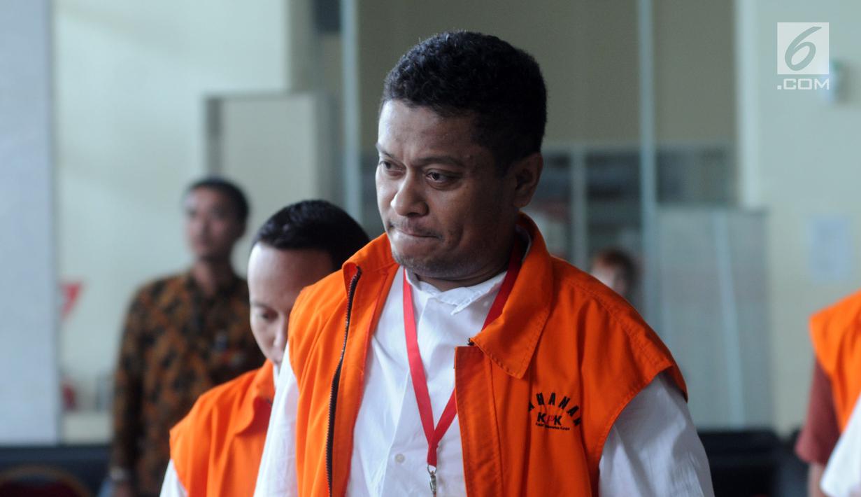 Ekspresi Bupati Buton Selatan nonaktif Agus Feisal Hidayat saat tiba di Gedung KPK, Jakarta, Jumat (22/6). Agus datang untuk menandatangani berkas perpanjangan penahanan. (Merdeka.com/Dwi Narwoko)