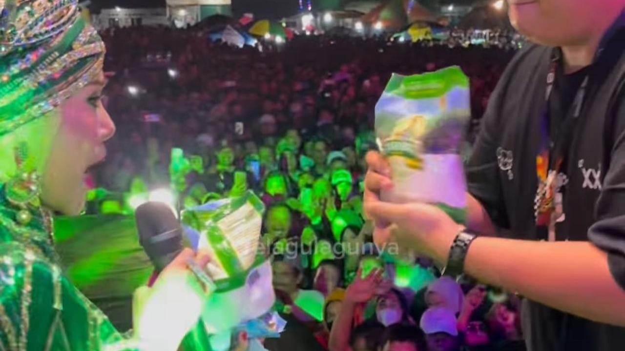 Momen Kocak Elvy Sukaesih Disawer Gula, Terigu Hingga Pisang di Panggung, Langsung Minta Kantong Buat Bawa Pulang