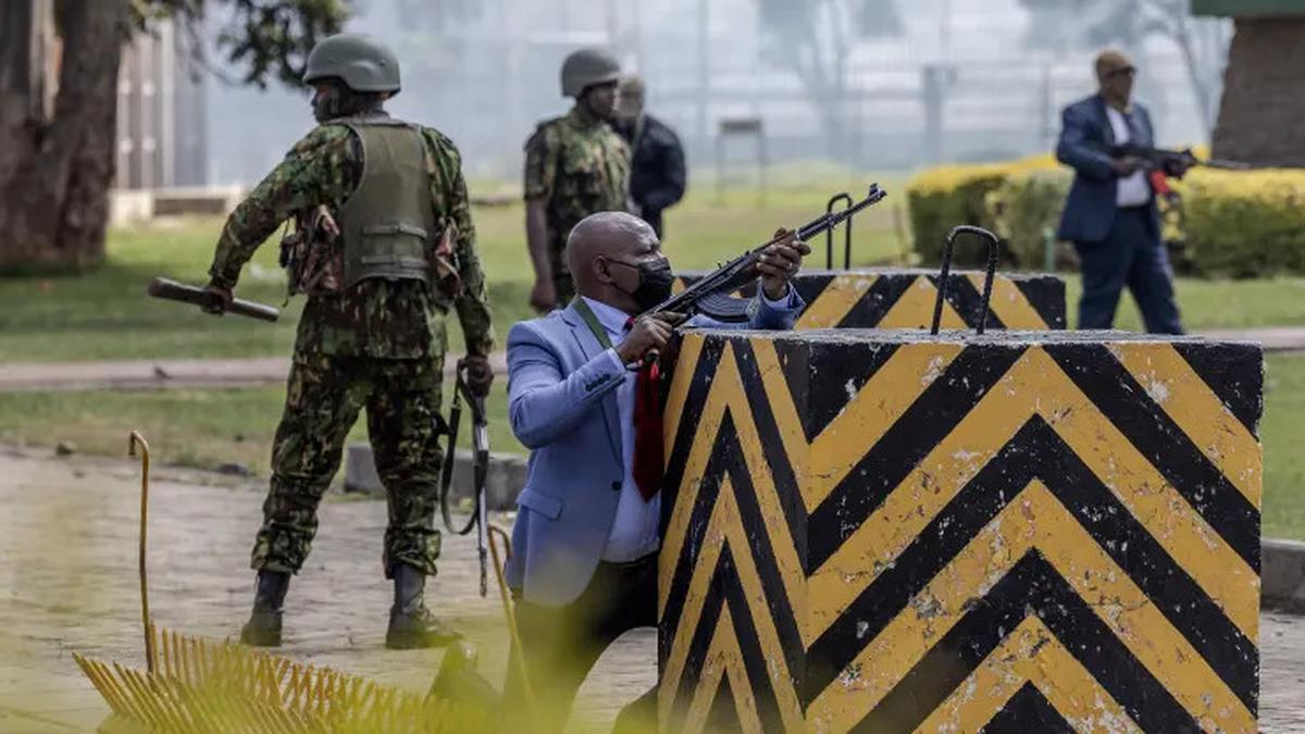 Polisi Kenya Menembaki Demonstran yang Serbu Parlemen Picu 10 Orang Tewas, Auma Obama Kena Gas Air Mata Berita Viral Hari Ini Minggu 7 Juli 2024