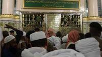 Tepat di sebelah makam dan mimbar Rasulullah terdapat raudhah yang biasanya digunakan jemaah untuk berdoa dan bermunajat kepada Allah SWT.
