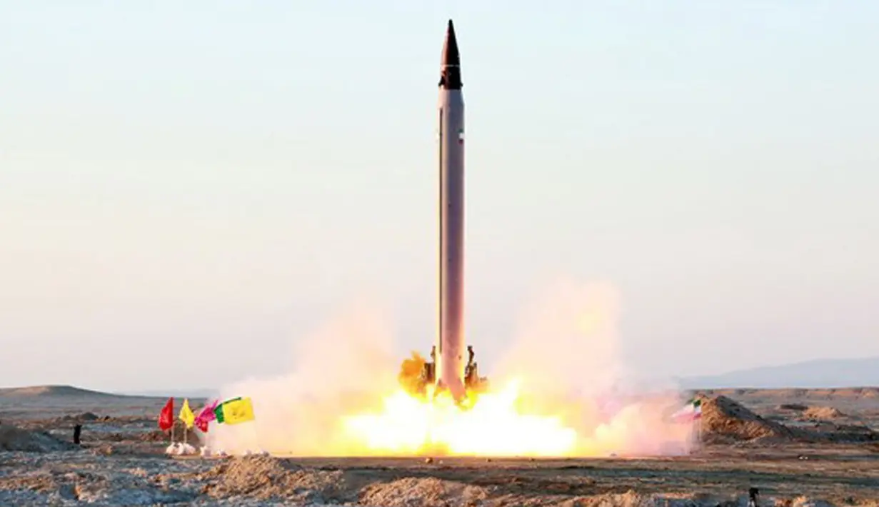 Peluncuran misil balistik jarak jauh buatan Iran, di lokasi yang tidak disebutkan, Minggu (11/10). Rudal Emad adalah rudal jarak jauh pertama Iran dengan kemampuan menghantam sasaran dengan tingkat akurasi yang tinggi. (REUTERS/farsnews.com)