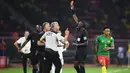 Memasuki menit-menit terakhir, wasit Bakary Papa Gassama mengeluarkan kartu merah untuk pelatih kepala Mesir, Queiroz yang melakukan protes keras. Laga pun harus dilanjutkan ke babak extra time. (AFP/Charly Triballeau)