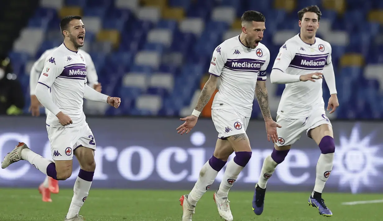 Fiorentina kehilangan kiper Bartlomiej Dragowski di akhir babak pertama akibat terkena kartu merah. La Viola justru mampu unggul 2-1 pada menit ke-52. Cristiano Biraghi memanfaatkan bola rebound hasil tendangan bebasnya yang sempat membentur pagar hidup. (LaPresse via AP/Alessandro Garofalo)