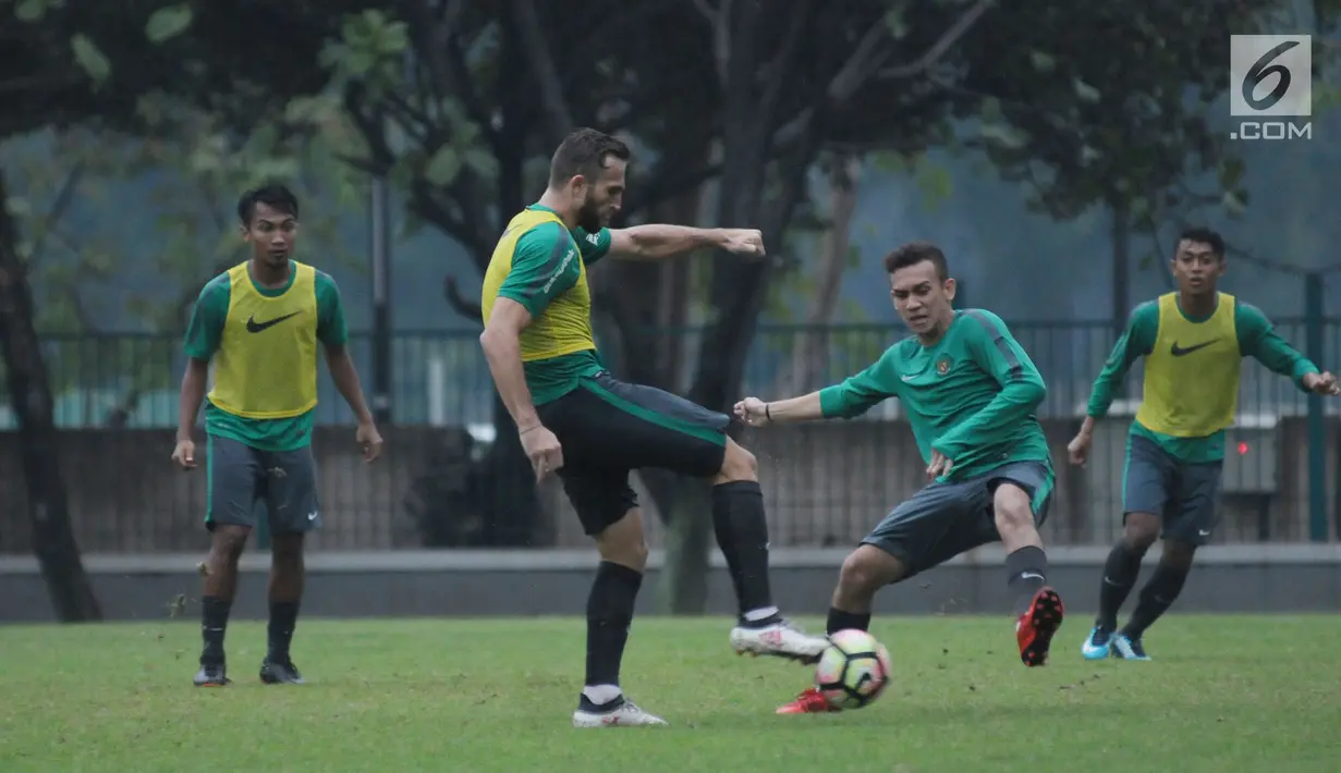 Pemain Timnas Indonesia, Ilija Spasojevic (kiri) berebut bola dengan Egy Maulana Vikri saat latihan di Lapangan A Kompleks GBK, Jakarta, Rabu (25/4). Latihan ini persiapan laga PSSI Anniversary Cup dan Asian Games 2018. (Liputan6.com/Helmi Fithriansyah)