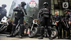 Personel kepolisian dari Korps Brigade Mobil (Brimob) berjaga di sekitar lobi gedung Merah Putih Komisi Pemberantasan Korupsi (KPK), Jakarta, Kamis (20/2/2025). (Liputan6.com/Angga Yuniar)