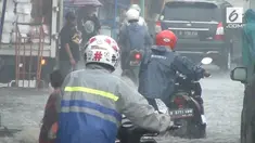 Hujan deras yang mengguyur Jakarta membuat sungai Mampang meluap. Akibatnya, sebagian kawasan Kemang Utara tergenang.