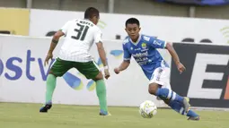 Gelandang Persib Bandung, Febri Hariyadi, berusaha melewati pemain Persiwa Wamena pada laga Piala Indonesia di Stadion Si Jalak Harupat, Bandung, Senin (11/2). Persib menang 7-0 atas Persiwa. (Bola.com/M Iqbal Ichsan)