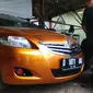 Toyota Vios bermuka dua hasil karya pool Taksi Gemah Ripah, Bandung. (Foto: Aditya Prakarsa)