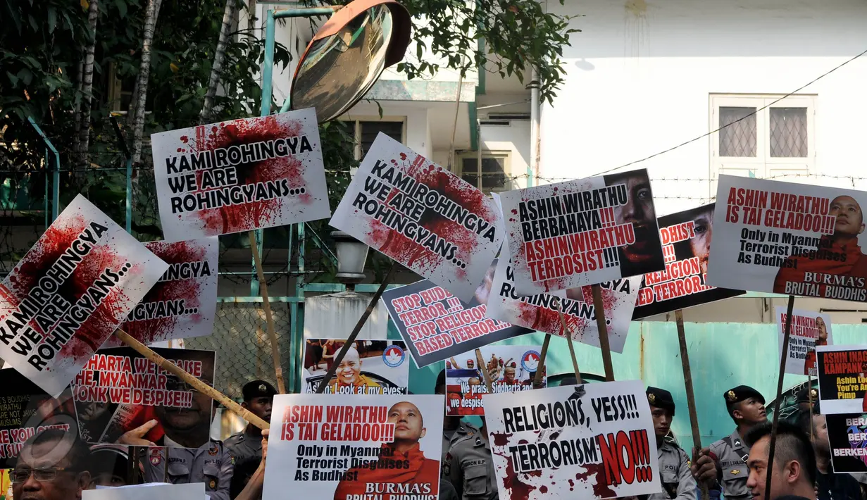  Poster berisi tulisan “Kami Rohingya” saat aksi di depan Kedubes Myanmar, Jakarta, Jumat (29/5/2015). Sebelumnya Ahsin berkata bahwa yang membela Rohingya adalah musuh mereka. (Liputan6.com/Johan Tallo) 