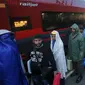 Ribuan imigran tiba di Stasiun Nickelsdorf, Austria, Sabtu (5/9/2015). Sekitar 2.000 imigran menembus Austria setelah pemerintah Hungaria mengizinkan para pencari suaka ke negara selanjutnya. (REUTERS/Heinz-Peter Bader)