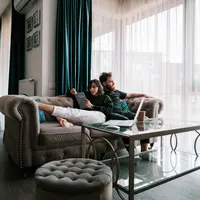 Ilustrasi bersantai di dalam rumah. Foto: unsplash.com.