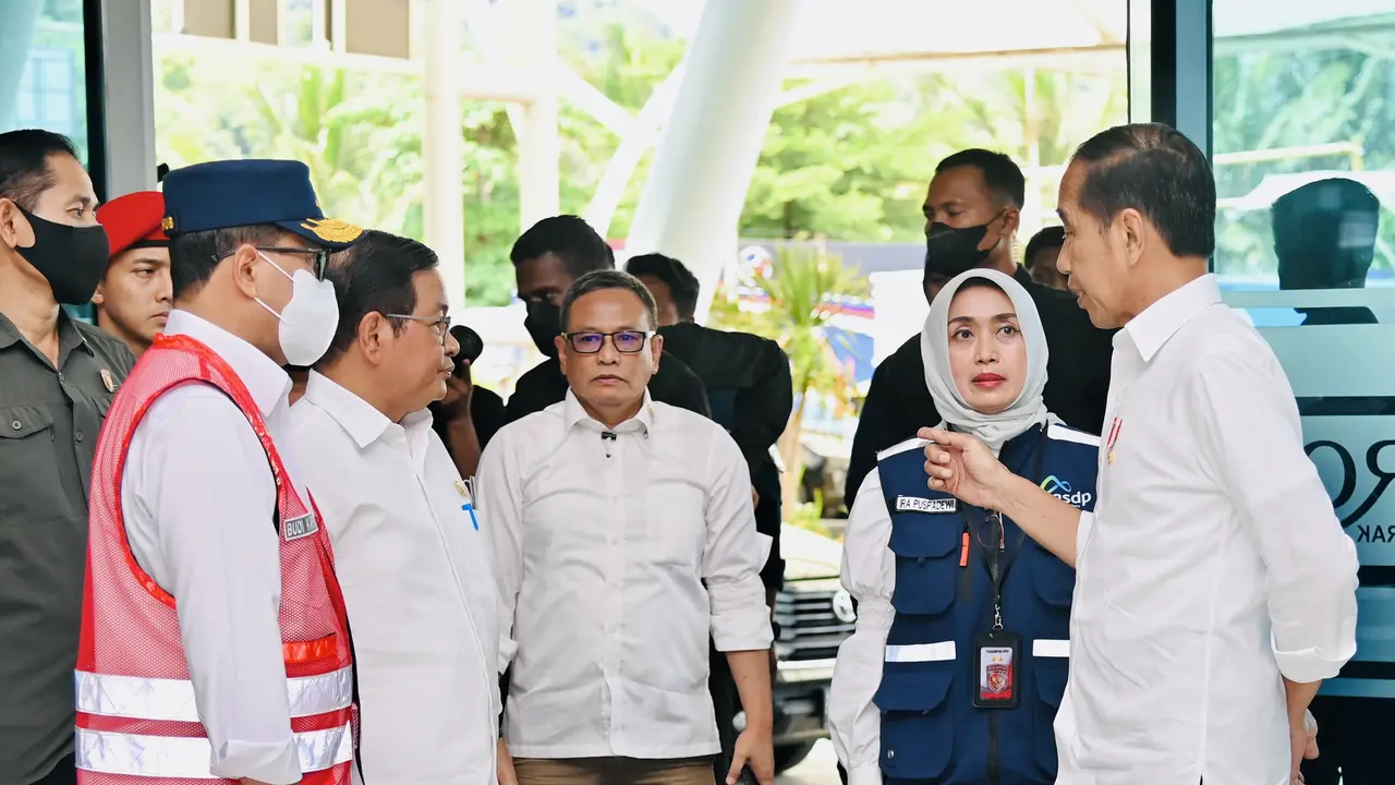 Presiden Joko Widodo atau Jokowi saat meninjau persiapan mudik Lebaran 2023 di Pelabuhan Merak Banten, Selasa (11/4/2023).