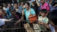 Festival "makan daging anjing" mendapat kecaman keras dari para onliner dan aktivis penyayang binatang di penjuru dunia.