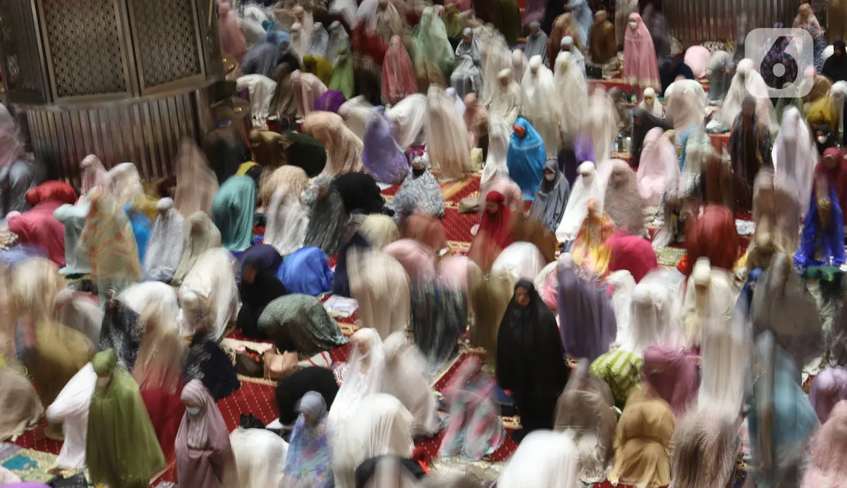 Umat Islam melaksanakan Sholat Tarawih pertama di Masjid Istiqlal Jakarta, Sabtu (2/4/2022). Sebagian besar umat muslim di Indonesia mulai melaksanakan Sholat Tarawih dan akan melaksanakan puasa Ramadhan 1443 Hijriah pada 2 April 2022. (Liputan6.com/Herman Zakharia)
