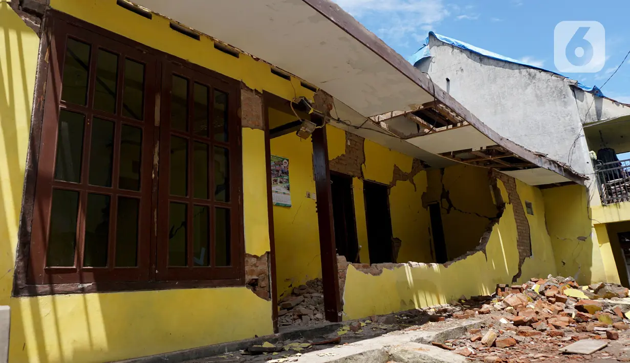 Kondisi rumah yang mengalami kerusakan akibat gempa di Dusun Krajan, Majangtengah, Dampit, Kabupaten Malang, Minggu (11/4/2021). Dusun Krajan merupakan salah satu wilayah yang terkena dampak paling parah dari gempa bermagnitudo 6,1 pada Sabtu (10/4). (merdeka.com/Nanda F. Ibrahim)