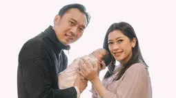 Aliya Rajasa dan Ibas Yudhoyono berpose bersama Alisha Prameswari Yudhoyono. (Foto: Instagram/ ruby_26)