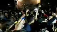 Polisi terlibat saling dorong dengan massa pro Ahok (Liputan 6 SCTV)