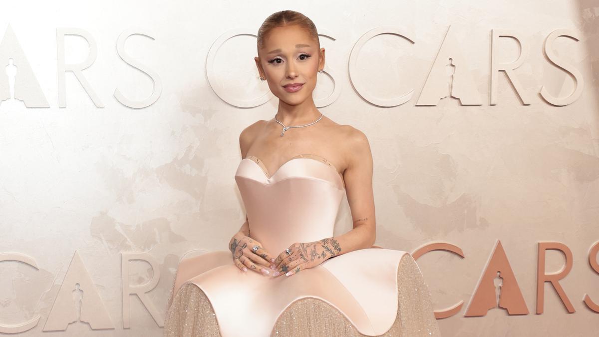 Melihat Tampilan Glamor Gaun 190.000 Kristal Ariana Grande di Oscar 2025