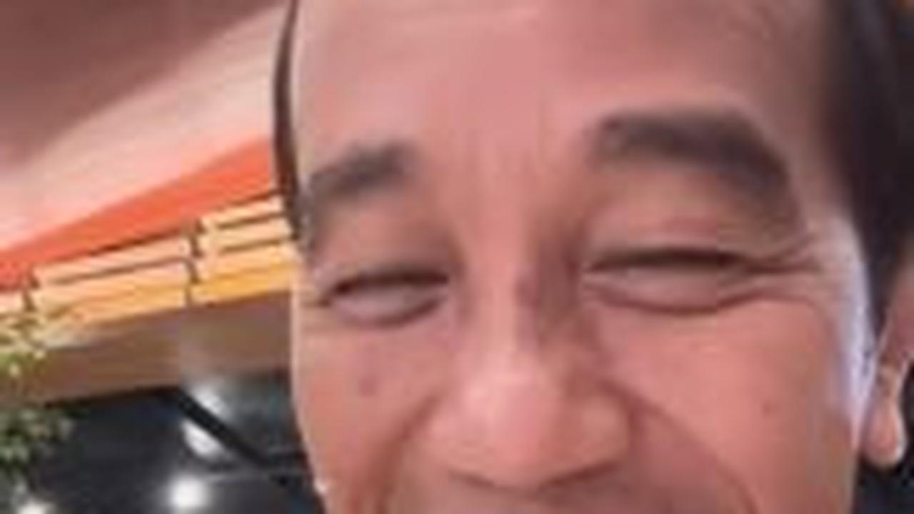 "Ini malah kayak food vlogger," katanya.
