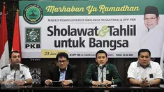 Dari Kiri-Kanan: Nashim Khan, Andy Muawiyah Ramly, Abdul Kadir Karding dan Helmy Faishal Zaini saat memberikan keterangan pers, Jakarta, Rabu (17/6/2015). PKB menggelar Sholawat dan Tahlil untuk Bangsa pada 23 Juni mendatang. (Liputan6.com/Johan Tallo)