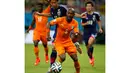 Penyerang Jepang, Shinji Kagawa, mengejar laju pemain Pantai Gading, Didier Zokora (depan) saat berlaga di penyisihan Piala Dunia   2014 Grup C di Pernambuco Arena, Recife, Brasil, (15/6/2014). (REUTERS/Yves Herman)