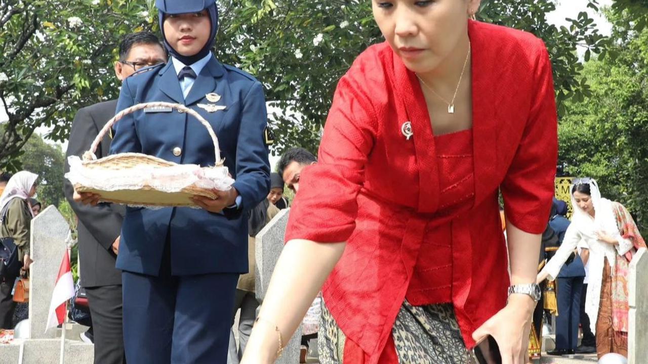 Cantiknya Veronica Tan Berkebaya Merah Bertemu Sinta Nuriyah