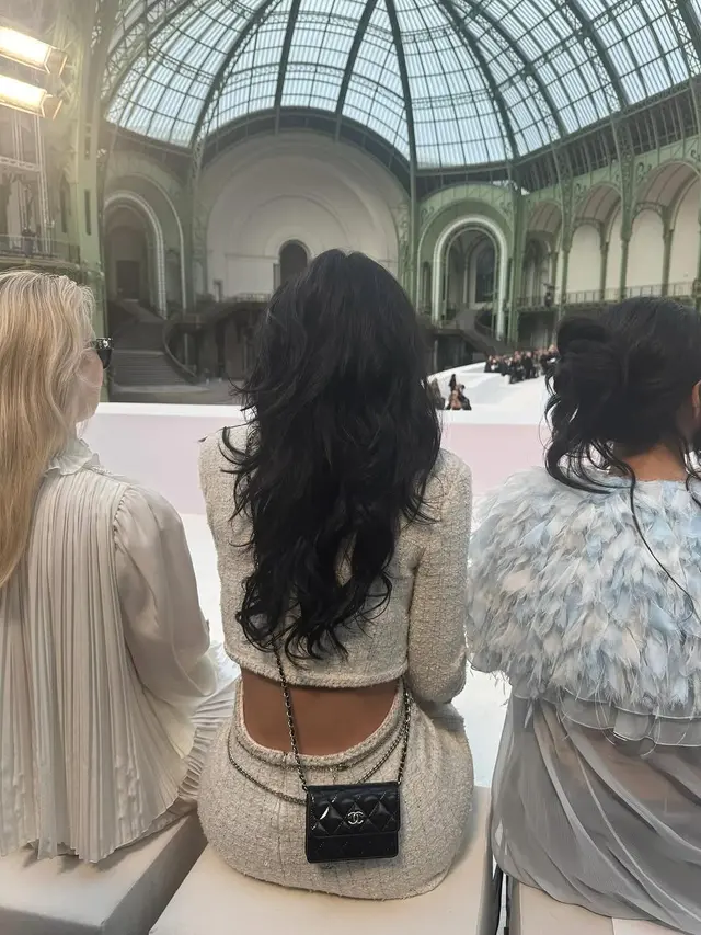 Adu Gaya Dua Fashion Icon: Kylie Jenner dan Jennie BLACKPINK di Chanel SS25 Couture Show