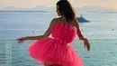 Lace dress berbahan tille dengan warna pink magenta ini merupakan outfit yang tepat untuk dinner date mu, lho. (instagram/kendalljenner)