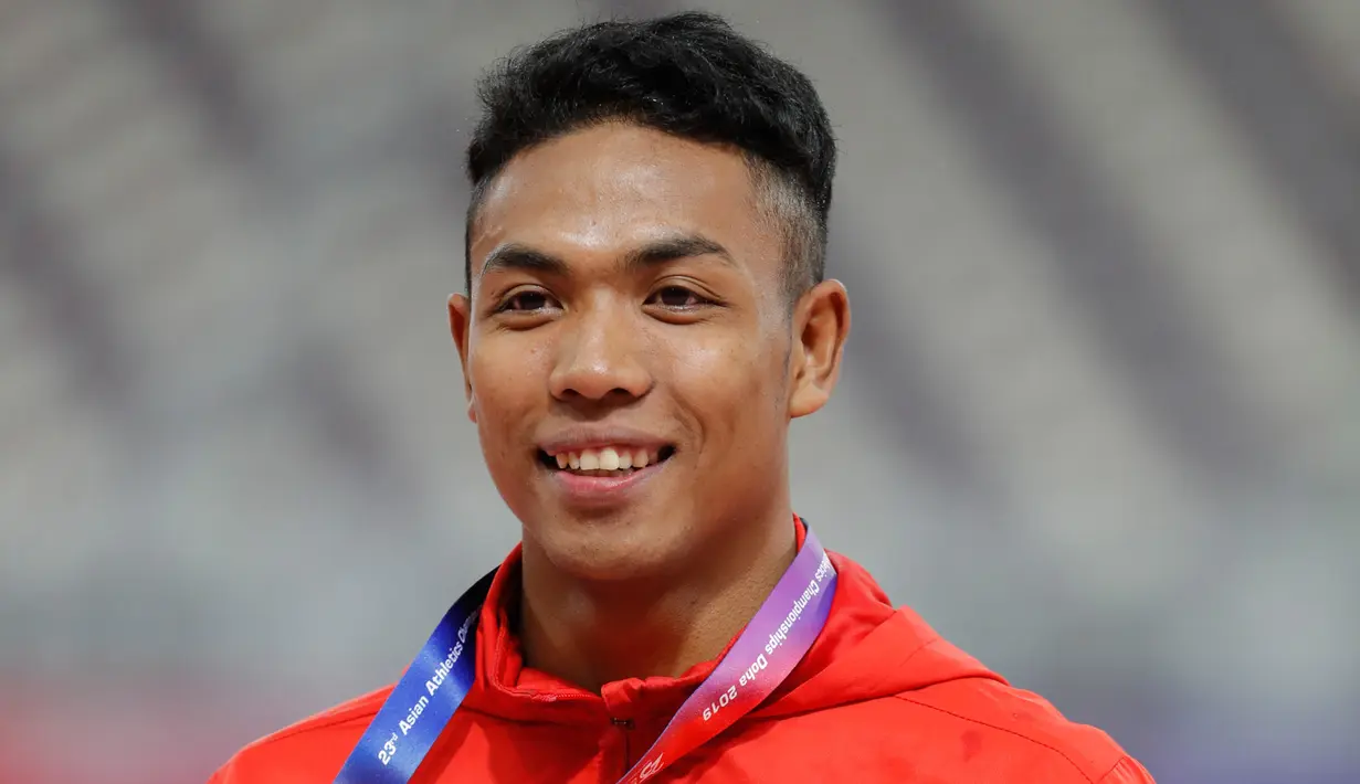 Sprinter Indonesia, Lalu Muhammad Zohri berpose seusai menerima medali perak nomor 100 meter pada Kejuaraan Atletik Asia 2019 di Doha, Qatar, Senin (22/4). Lalu Muhammad Zohri tampil sebagai yang tercepat kedua di semifinal dengan membukukan catatan waktu 10,13 detik. (AP/Vincent Thian)