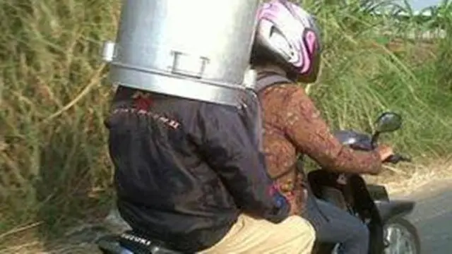 6 Kelakuan Pengendara Bawa Perkakas Dapur Ini Bikin Geleng Kepala