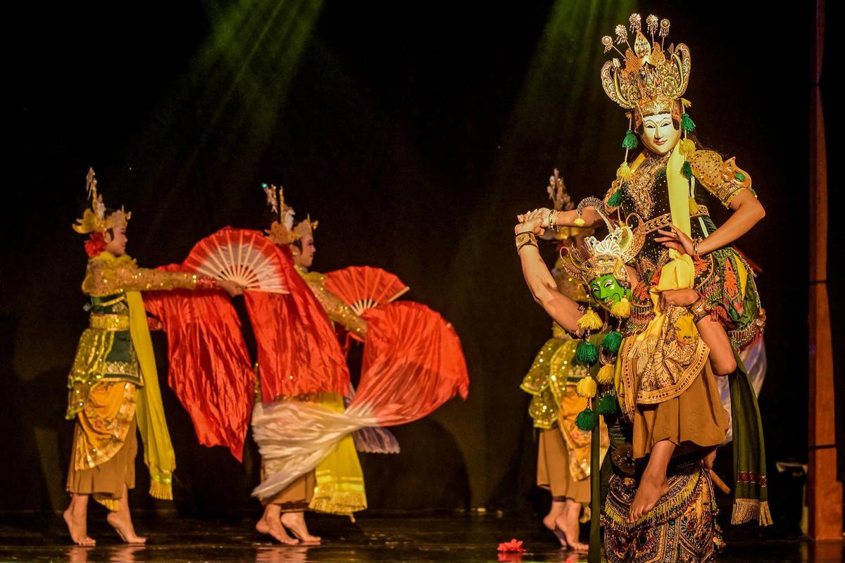FOTO: Wayang Topeng Panji Hadirkan Pesona Tradisi di Taman Budaya Surabaya