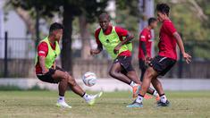 Pemain Timnas Indonesia U-24, Hugo Samir (tengah) berlatih bersama Bagas Kaffa (kiri) dan Titan Agung menjelang Asian Games 2022 Hangzhou yang berlangsung di Lapangan A, Kompleks Stadion Utama Gelora Bung Karno (SUGBK), Senayan, Jakarta, Jumat (15/09/2023). (Bola.com/Bagaskara Lazuardi)